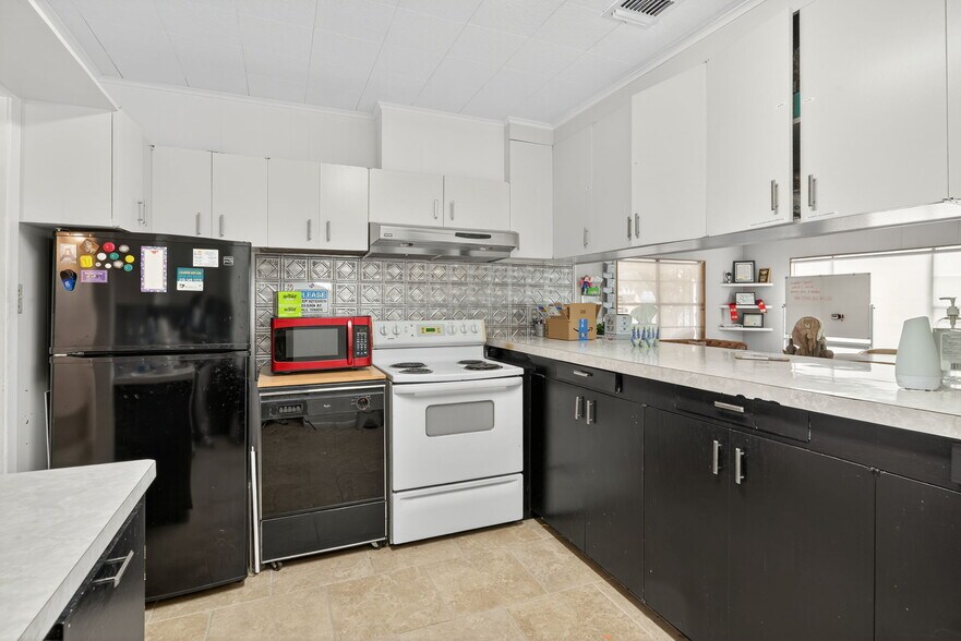 More Photos Of 930 N School St, Boerne Office For Sale