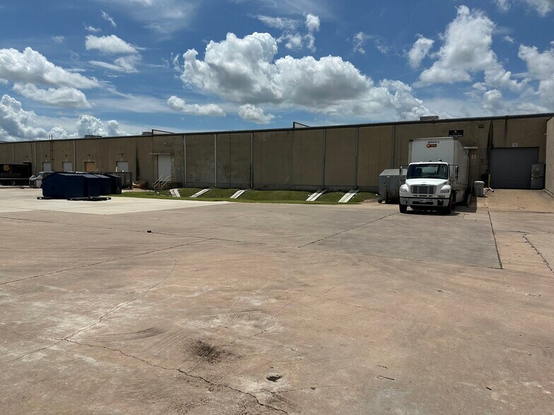 More Photos Of 3830 Promontory Point Dr, Austin Warehouse For Lease