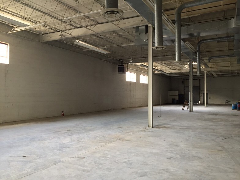 More Photos Of 110-112 Carpenter Ave, Wheeling Manufacturing For Lease