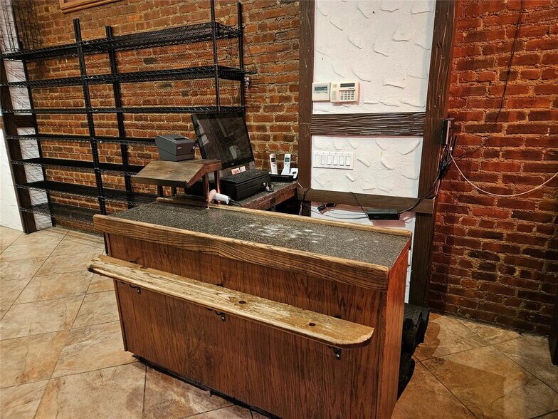 More Photos Of 6940 Myrtle Ave, Glendale General Retail For Lease