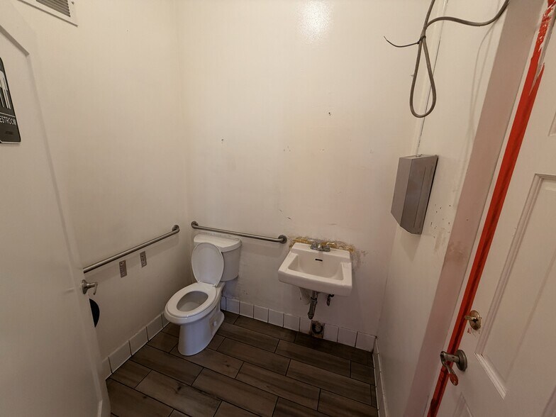 More Photos Of 333 W 17th St, Santa Ana Freestanding For Lease