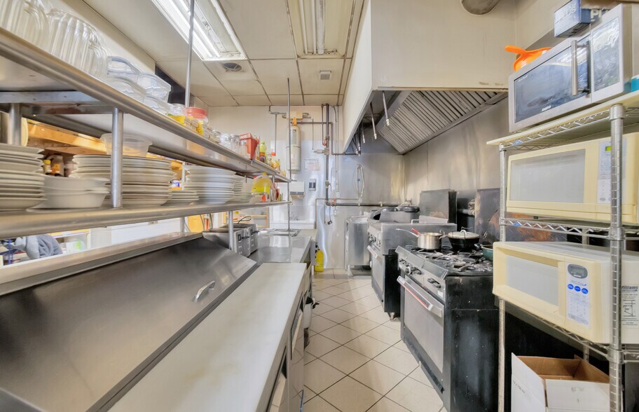 More Photos Of 1727 Division Rd N, Kingsville Restaurant For Sale