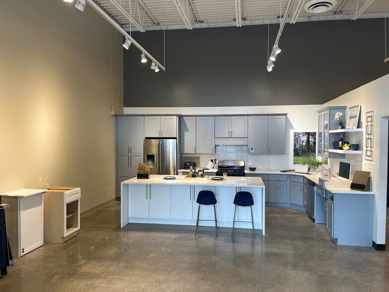 More Photos Of 10721-10729 SE 82nd Ave, Portland General Retail For Lease