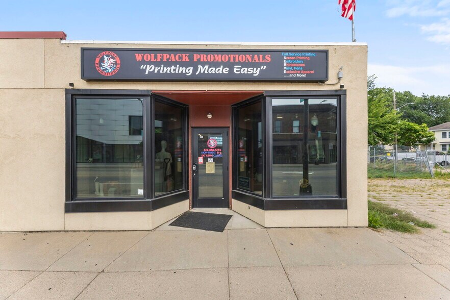 More Photos Of 2038 W Broadway Ave, Minneapolis Storefront For Sale