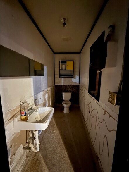 More Photos Of 1845 Linwood Blvd, Oklahoma City Storefront For Sale