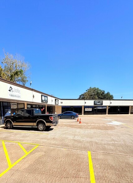 Primary Photo Of 716 W Plantation Dr, Clute Storefront Retail Office For Lease