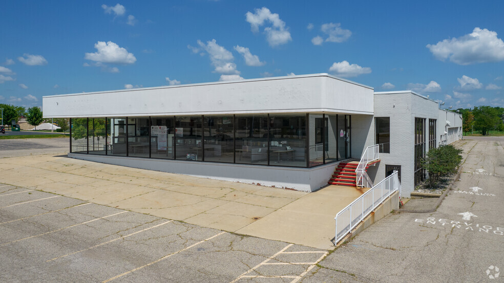 Primary Photo Of 35200 Grand River Ave, Farmington Hills Auto Dealership For Lease