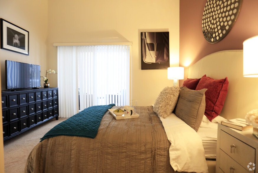 More Photos Of 515 West Ave, Norwalk Unknown For Lease