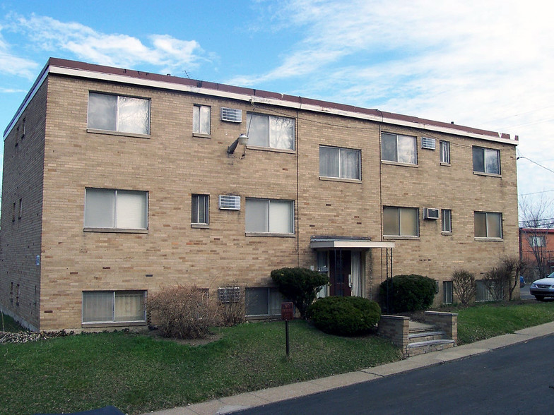 Primary Photo Of 1845 Cliffview Rd, Cleveland Apartments For Sale