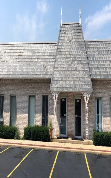 More Photos Of 1666-1684 S Wolf Rd, Wheeling Distribution For Lease