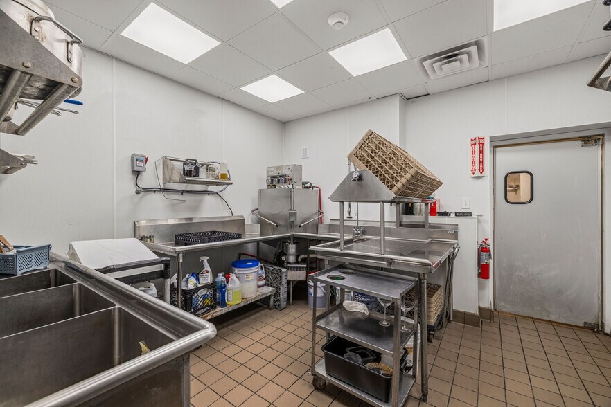 More Photos Of 402 Center St, Lewiston Restaurant For Lease