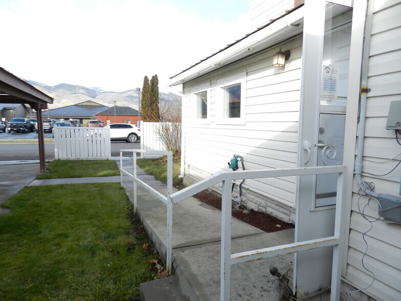 More Photos Of 901 Main St, Salmon Office For Sale