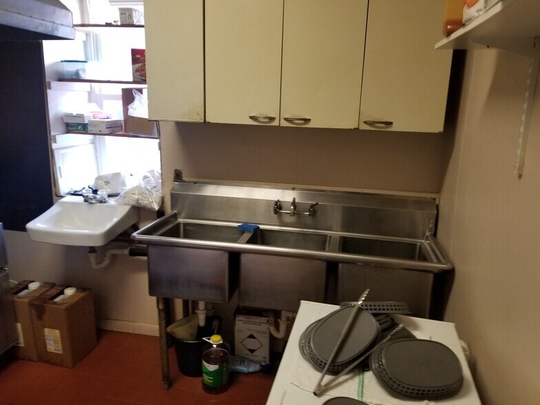 More Photos Of 409 Cavitt Ave, Trafford Bar For Sale