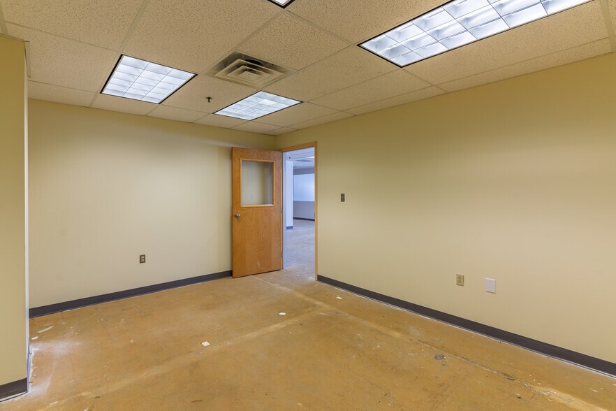 More Photos Of 1850 N Gravers Rd, Plymouth Meeting Distribution For Lease