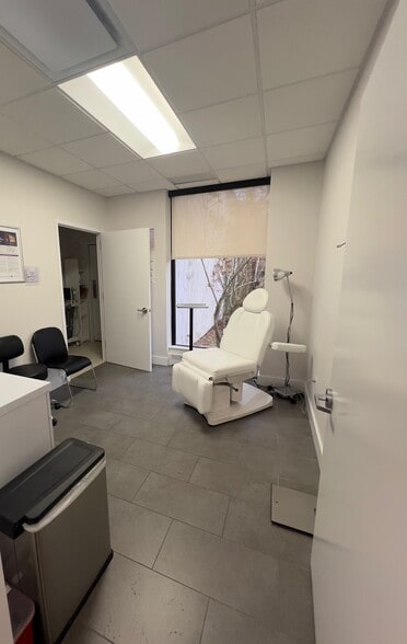More Photos Of 185-205 Froehlich Farm Blvd, Woodbury Medical For Lease