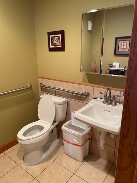 More Photos Of 302 Fox Glen Ct, Barrington Medical For Lease