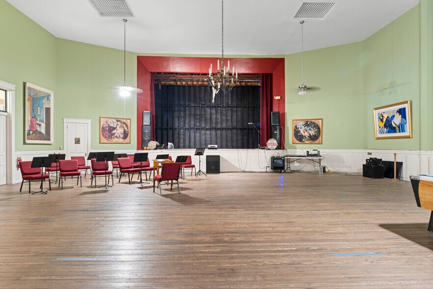 More Photos Of 106 W Oak St, Arcadia Storefront For Sale