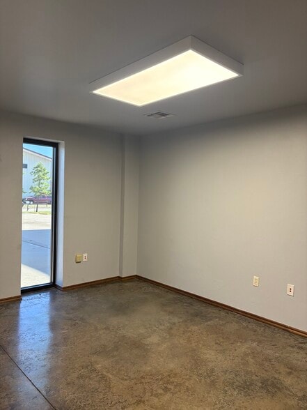 More Photos Of 9708 NW 6th St, Oklahoma City Distribution For Lease
