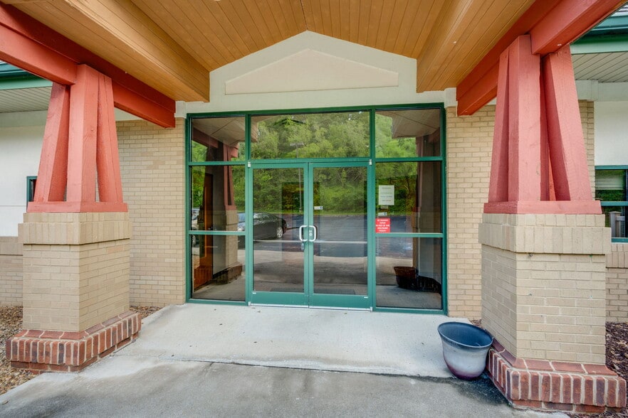 More Photos Of 2025 Meadowview Pky, Kingsport Medical For Lease