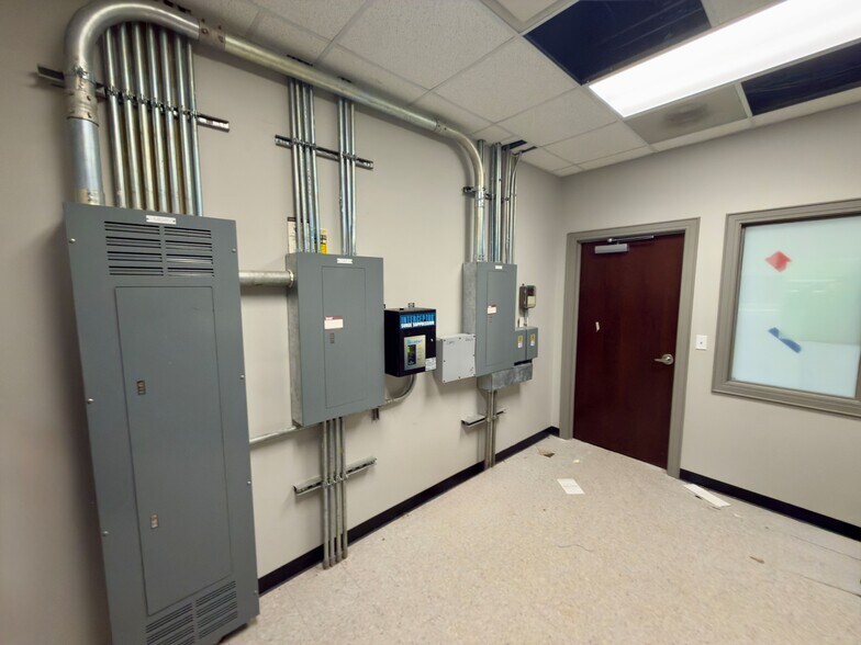 More Photos Of 5061 N 12th Ave, Pensacola Bank For Lease