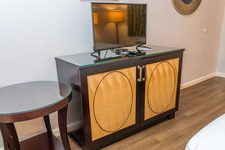 More Photos Of 2044 E Van Buren, Eureka Springs Hotel For Sale