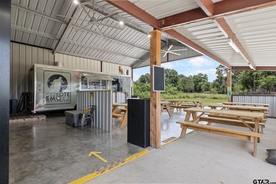 More Photos Of 908 W Broadway St, Winnsboro Flex For Sale