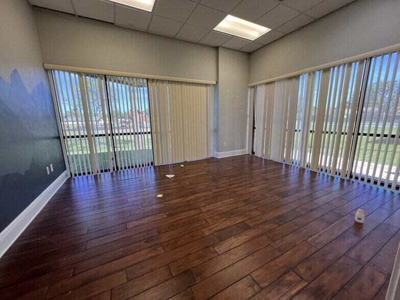 More Photos Of 1635 Farm Way, Middleburg Warehouse For Sale