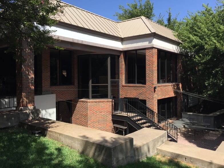 More Photos Of 2441-2485 Forest Park Blvd, Fort Worth Storefront Retail Office For Lease