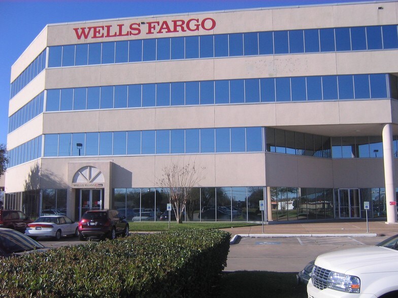 More Photos Of 1501 E Mockingbird Ln, Victoria Office For Lease