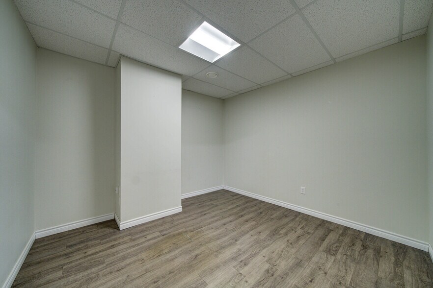 More Photos Of 1367 Mosley St, Wasaga Beach Office For Sale