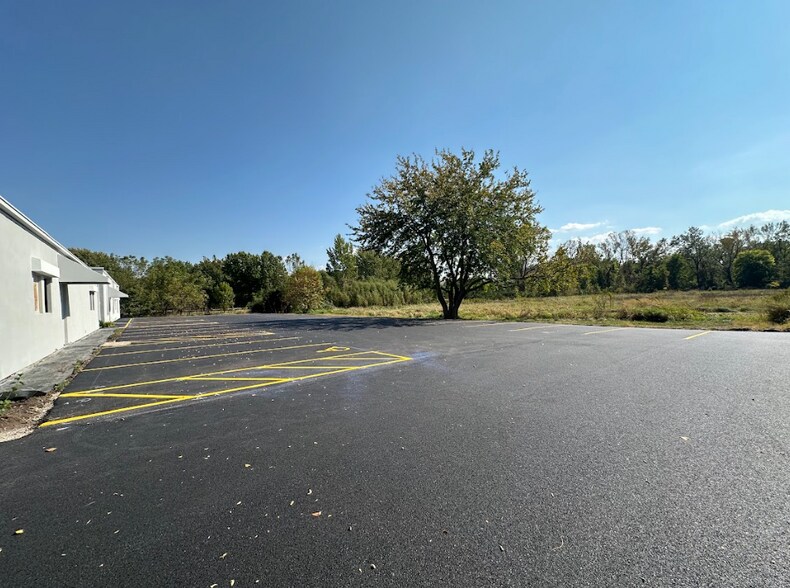 More Photos Of 805 W 35th St, Davenport Office For Lease