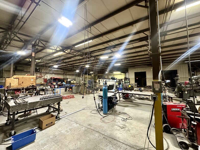 More Photos Of 525 Norton Dr, Hartland Light Manufacturing For Sale