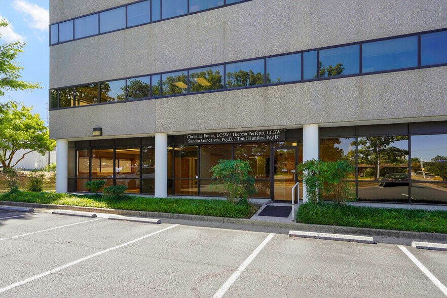 More Photos Of 131 Elden St, Herndon Medical For Lease