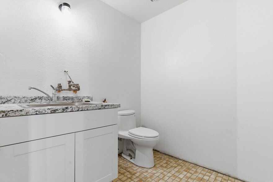 More Photos Of 9550 Main St, Penngrove Showroom For Sale