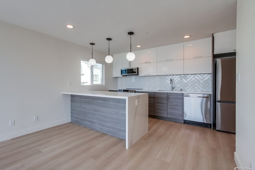 More Photos Of 3449 Ocean Front Walk, San Diego Apartments For Sale