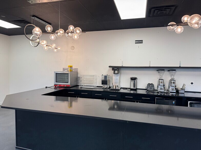 More Photos Of 109 S Bridge St, Yorkville Storefront Retail Residential For Lease