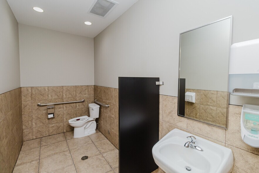 More Photos Of 3101 S Broadway St, Wichita Freestanding For Sale