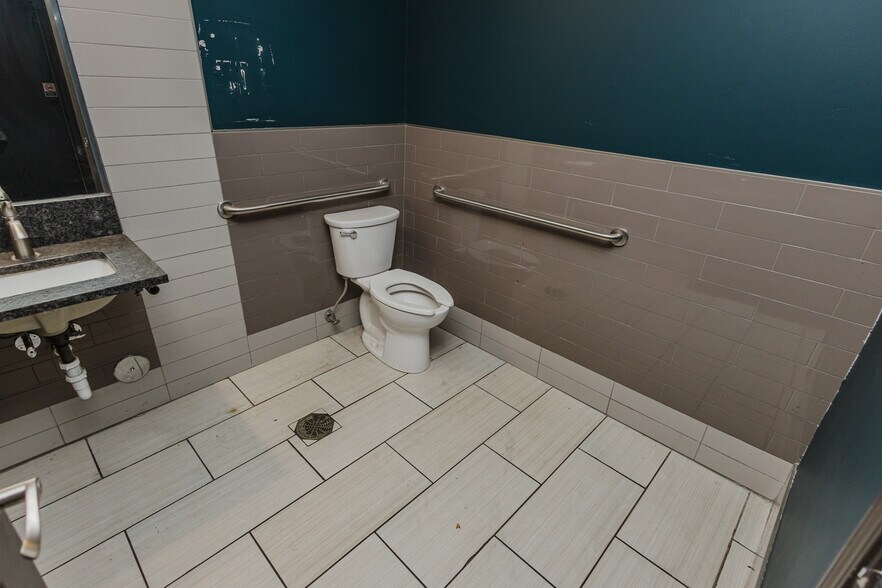 More Photos Of 1001 W Douglas Ave, Wichita Storefront For Sale