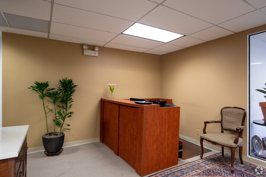 More Photos Of 98 Cuttermill Rd, Great Neck Office For Lease