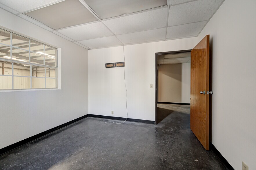 More Photos Of 412 Glade Ave, Oklahoma City Manufacturing For Lease