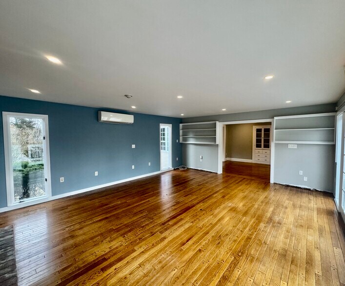 More Photos Of 110 Main St, Kingston Office For Sale