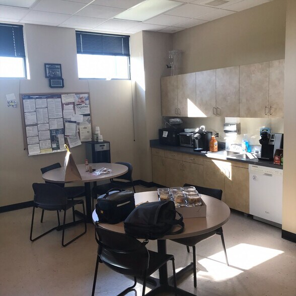 More Photos Of 17877 NW Evergreen Pky, Beaverton Bank For Lease