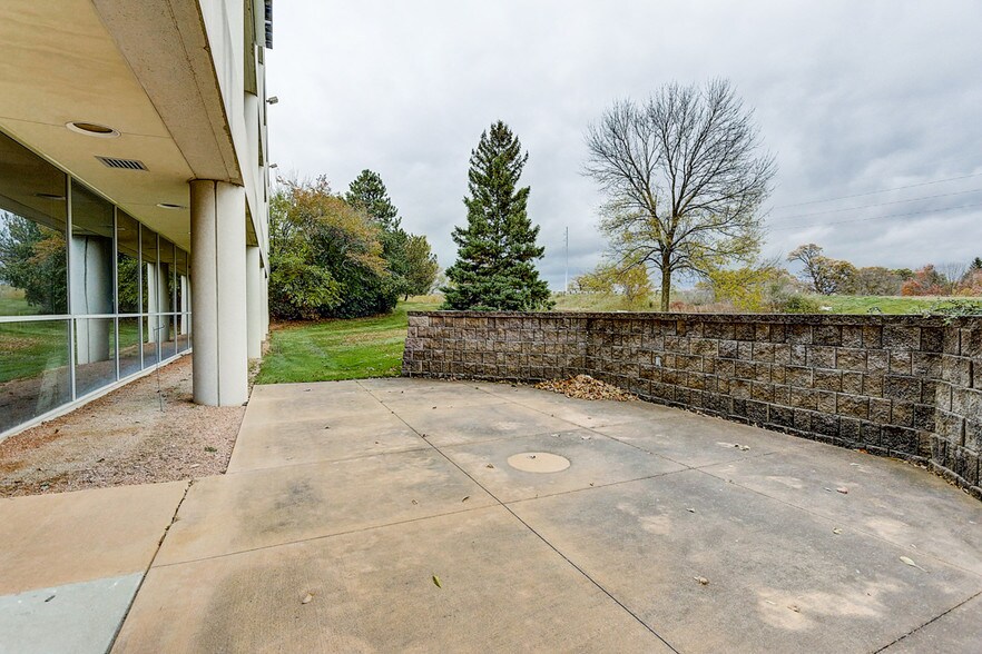 More Photos Of N28W23000 Roundy Dr, Pewaukee Office For Sale