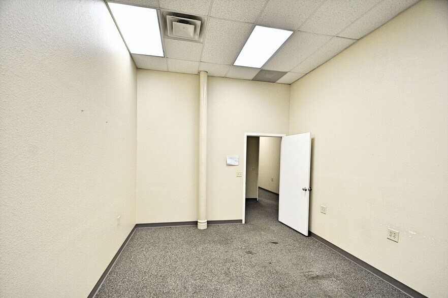 More Photos Of 109-111 N River St, Seguin Office For Sale