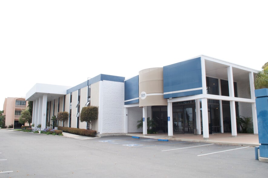 More Photos Of 901 Dover Dr, Newport Beach Medical For Lease