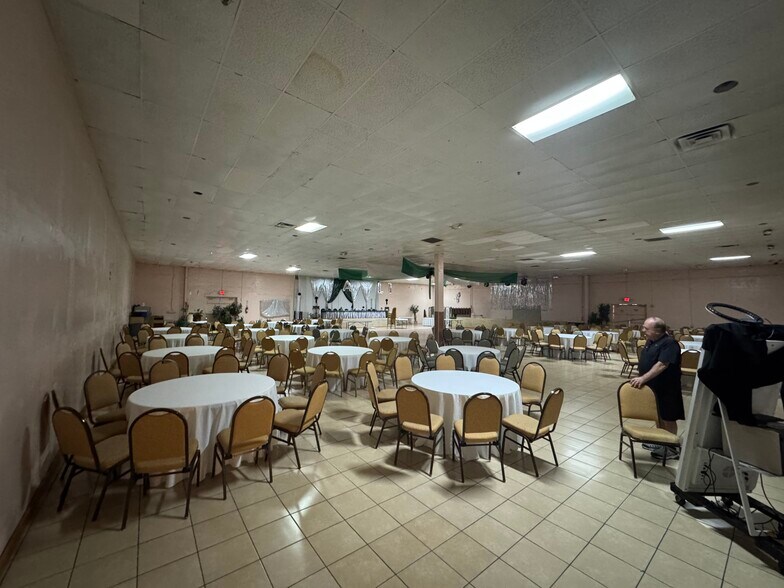 More Photos Of 5115 E Grand Ave, Dallas Showroom For Lease