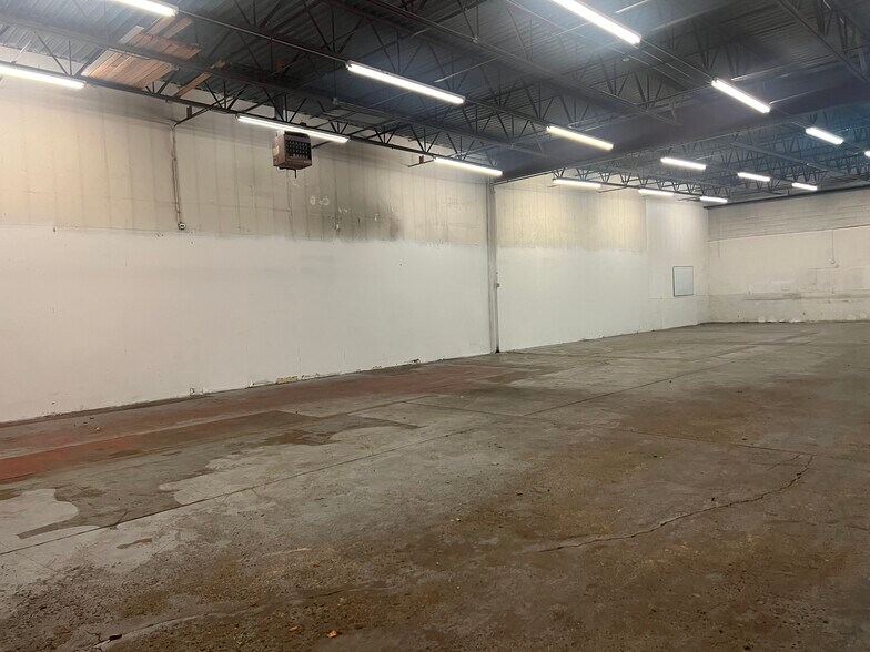 More Photos Of 1371-1375 Wilhelm Rd, Mundelein Distribution For Lease