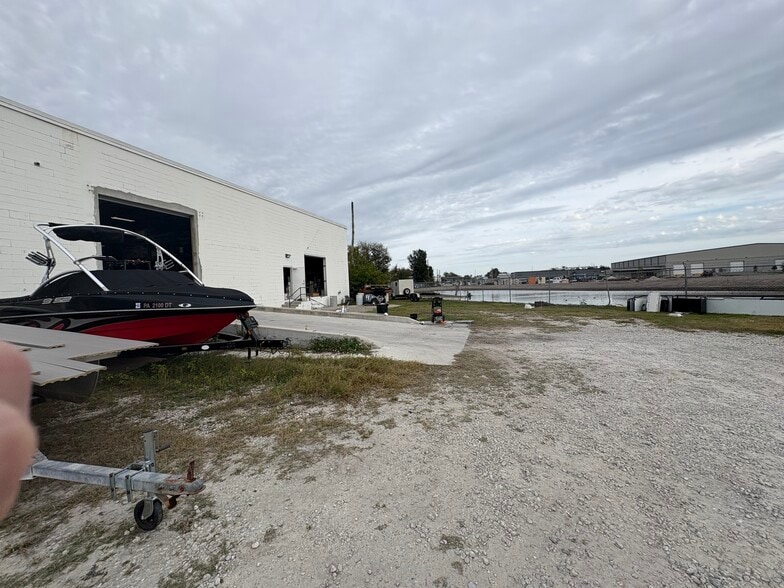 More Photos Of 3250 44th Ave N, Saint Petersburg Manufacturing For Lease