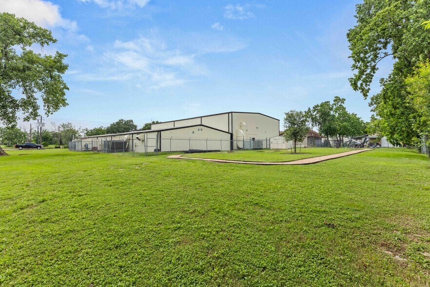 More Photos Of 909 Shaver St, Pasadena Manufacturing For Lease