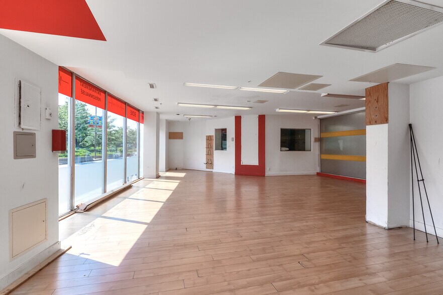 More Photos Of 7345 Boul Saint-Laurent, Montréal Storefront Retail Residential For Sale